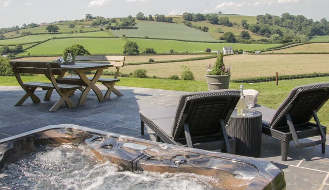 SHEPHERD'S REST, pet friendly, luxury holiday cottage in Montgomery