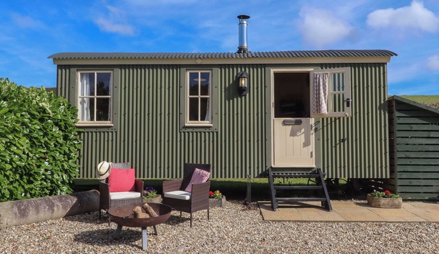 SHEPHERDS BLISS, romantic, with hot tub in Cheriton Fitzpaine