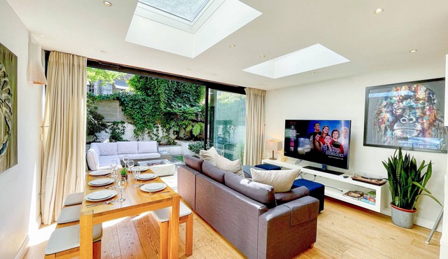 Shepherds Bush 2-bedroom | Patio with Fire Pit