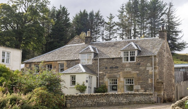 Shepherds Cottage, Pentland Hills - sleeps 4 guests in 2 bedrooms