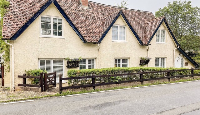 SHEPHERDS COTTAGE, pet friendly, with open fire in Dulverton