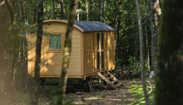 Shepherds hut in a green setting near Guèdelon