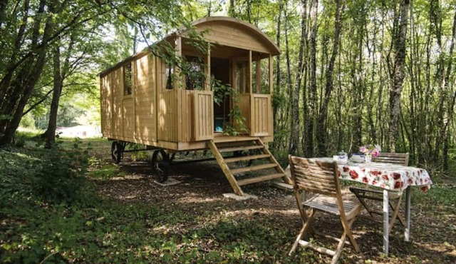 Shepherds hut in a green setting near Guèdelon.