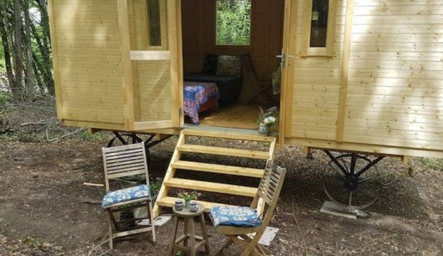 Shepherds hut in a green setting near Guèdelon