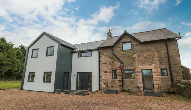 SHEPHERDS HOUSE, pet friendly, character holiday cottage in Lowick