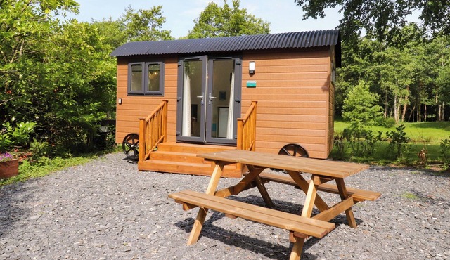 SHEPHERDS HUT 1, romantic, country holiday cottage in Garstang
