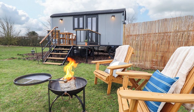 SHEPHERDS HUT - ASH, pet friendly, with hot tub in Lincoln