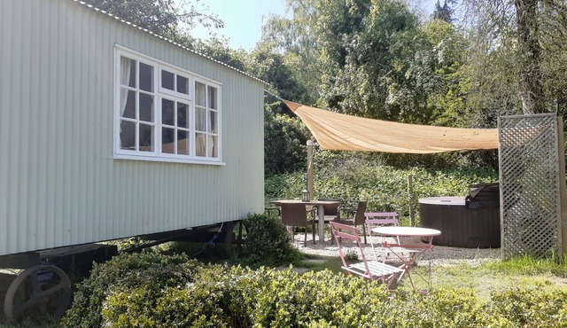 Shepherds Hut' Littlebourne, Canterbury (hot tub)