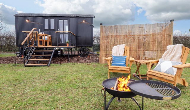 SHEPHERDS HUT - OAK, pet friendly, with hot tub in Lincoln