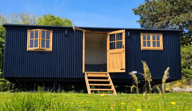 Shepherds Hut on tranquil Powis House Estate