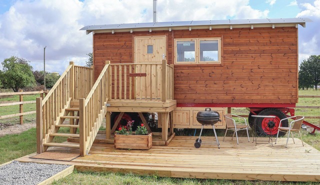 SHEPHERDS HUT, pet friendly, with open fire in Scunthorpe