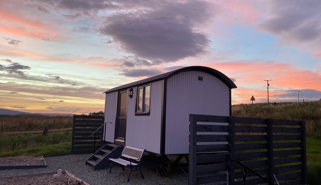 SHEPHERDS HUT, romantic, character holiday cottage in Dunvegan
