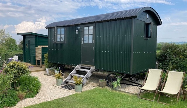 Shepherds Hut & Swedish Sauna - Countryside View