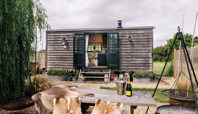 Shepherds Hut-wellnessspa-woodburner- Hottub-wifi