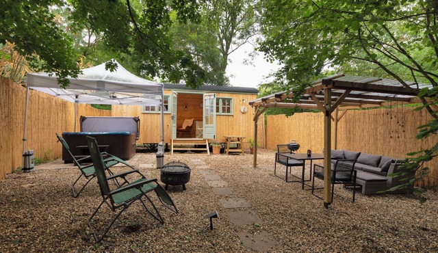 Shepherds Hut With Hot Tub. Pet-friendly. Own Private Garden Area