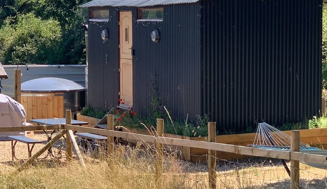 Shepherds Hut with Scandinavian Hot Tub and hydromassager