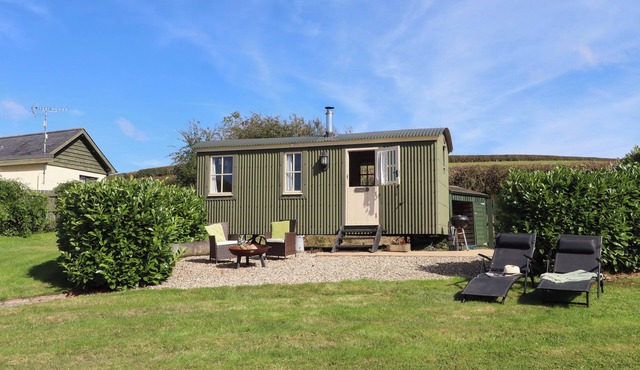 SHEPHERDS JOY, romantic, with hot tub in Cheriton Fitzpaine