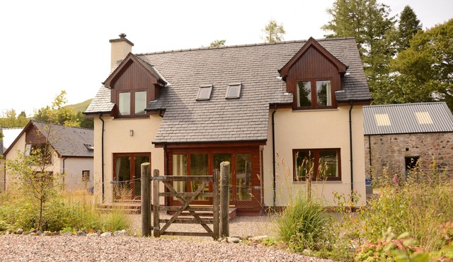 SHEPHERDS REST, pet friendly, with open fire in Banavie