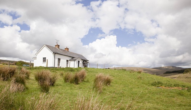 SHEPHERDS' RETREAT, pet friendly, with open fire in Gortin