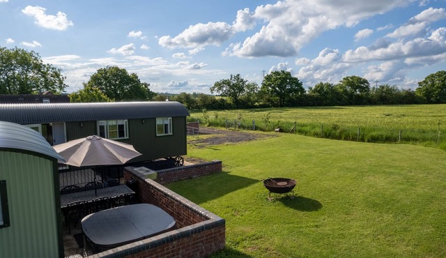 Shepherds View at Oaks Barn Farm with optional salt water hot tub nr Stratford.