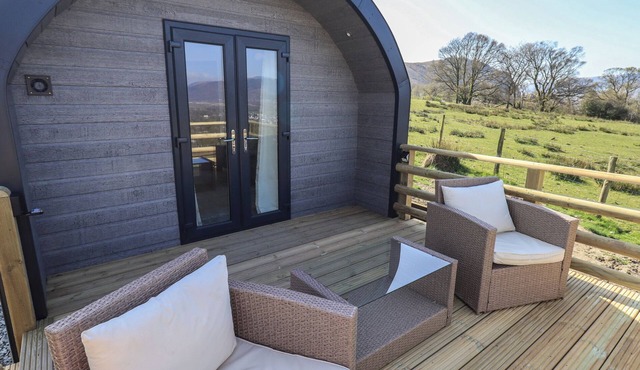 SHEPHERDS VIEW, romantic, with a garden in Keswick