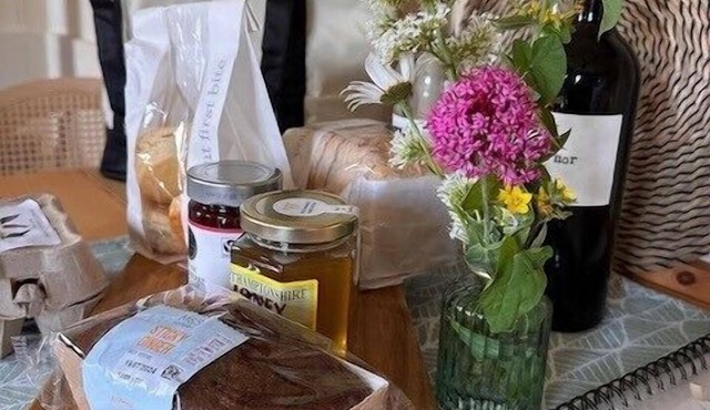 ShepherdsHut-Cotswolds-PetFriendly-WoodBurner