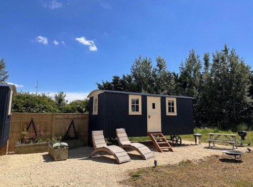 ShepherdsHut-Hot Tub-Cotswolds-PetFriendly