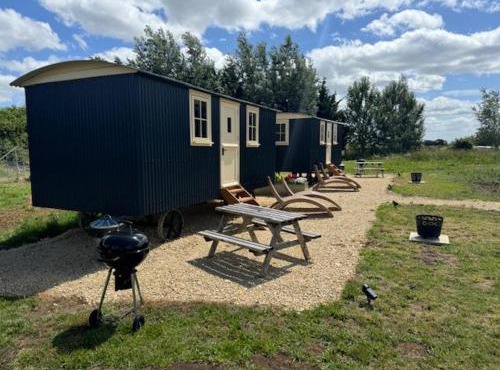 ShepherdsHut-Hot Tub-Cotswolds-PetFriendly