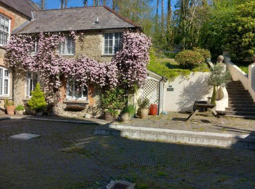Sheplegh Court Charming Cottage and Pools within Stunning Grounds