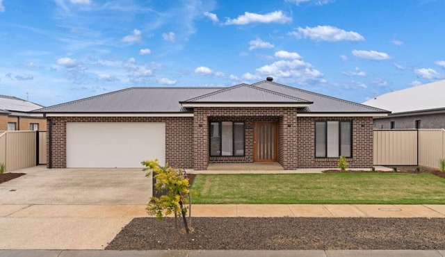 SHEPPARTON-Luxury 4 Bed Home- Popular Villa-Kialla