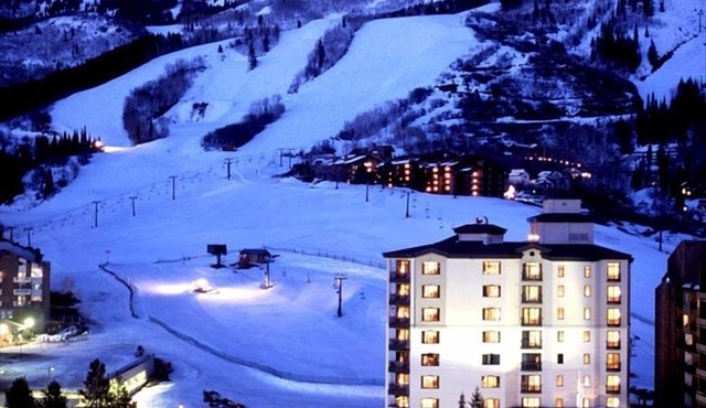 Sheraton 2BR, 2BA. 100% mountain-front ski in & out. New Years Week! 1,627 sqft