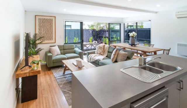 Sherborne St | Secure Townhouse with Double Garage