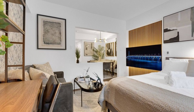 Sherbrooke 101 Downtown Montreal | Balcony, Queen Bed, Sofa Bed, Parking & TV