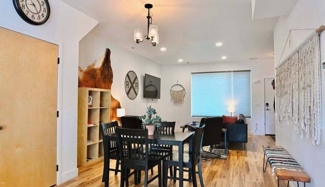 Sheridan Getaway: Chic 2BR Suite, Prime Location