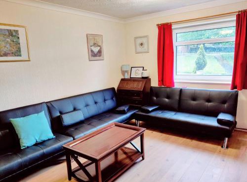 Sherlock's Melbourne house - Idea long stay for contractors & family & dog -Entire 4 bedroom semi 6 beds 3 sofa beds sleep 9 - Private free parking for 3 vehicles - Free WiFi Enclose large garden, dogs friendly Tesco, takeaway , pubs natural walks neaby