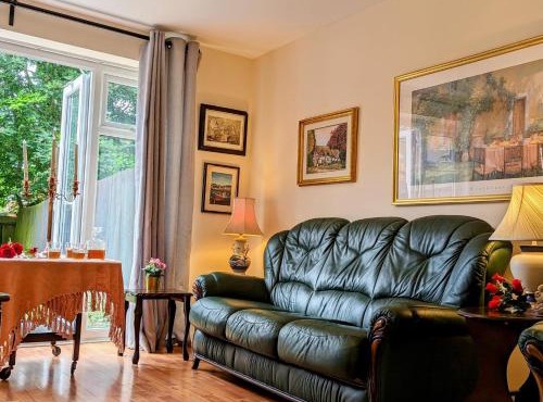 Sherlock's Moray House -Idea long stay for contractors & family Two bedroom mid terrace 3 beds 2 sofa beds Sleep 5 Working facility Free WiFi TV & private parking Enclose rear garden dog friendly Sainsbury's & takeaway pubs in walking distance