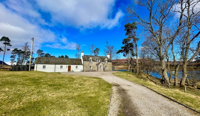 Sherrabeg Cottage - a cottage that sleeps 8 guests in 4 bedrooms