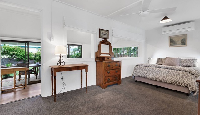 Sherwood Cottage. Pets. 2 beds. Very private.