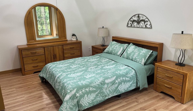 Sherwood Forest Treetop Sanctuary! 1-bdrm apt. just 5 miles from Lake Geneva!