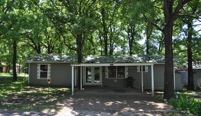 Sherwood Oaks Lodge Sleeps 4-5.