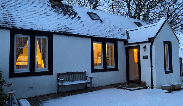 SHIEL COTTAGE, pet friendly, with open fire in Thornhill