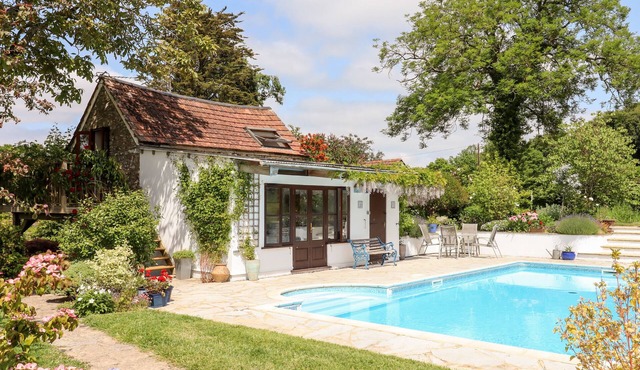 SHILLINGS COTTAGE, pet friendly, with pool in Hemyock
