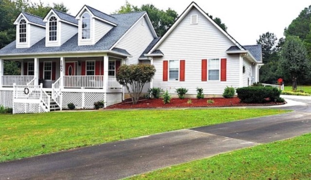 Shiloh - Serene green space, close to airport & interstate. Private w/King bed.