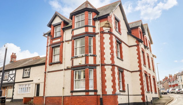 SHIP INN, pet friendly, character holiday cottage in Old Colwyn