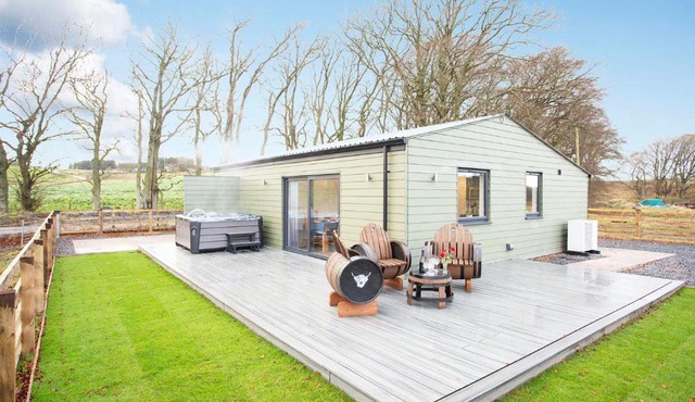 Shiphorns luxury cabin with a hot tub