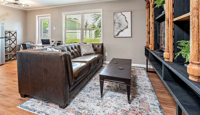 Shiplap:1st Flr 2 Bdrm-Walk to A&M-Comfy King Beds