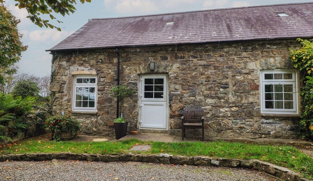 SHIPPEN COTTAGE, pet friendly, with pool in Maenclochog