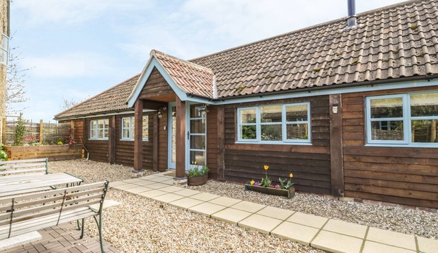 SHIPPON BARN, pet friendly, with a garden in Yeovil, Somerset