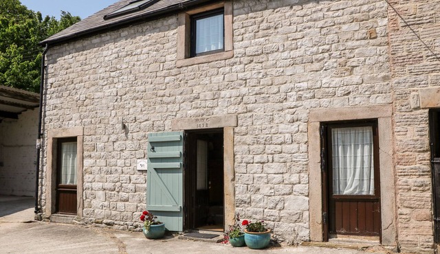 SHIPPON COTTAGE, pet friendly in Castleton, Peak District
