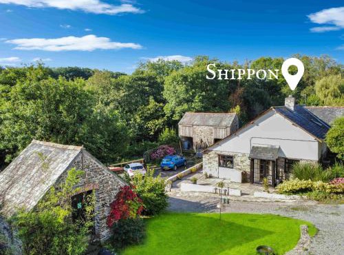 Shippon, Nr Barnstaple with outdoor seasonal pool, free wifi and on-site parking